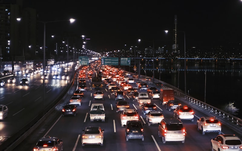 Dichter Verkehr auf einer mehrspurigen Autobahn bei Nacht