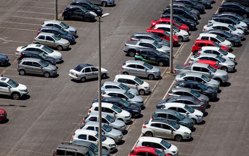 Parkplatz mit dicht stehenden Fahrzeugreihen von oben