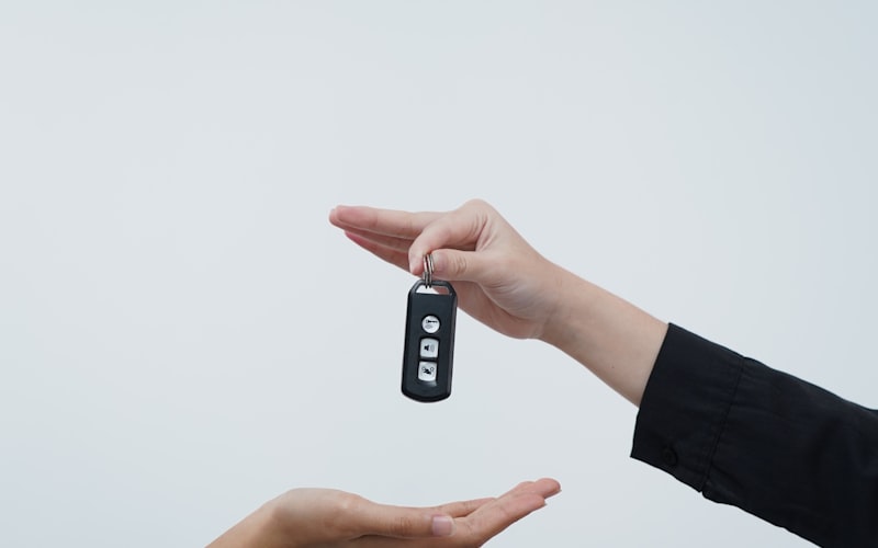 Übergabe eines Autoschlüssels