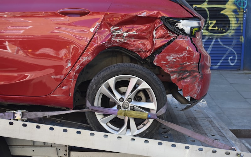 Stark beschädigtes Fahrzeug auf einem Abschleppwagen