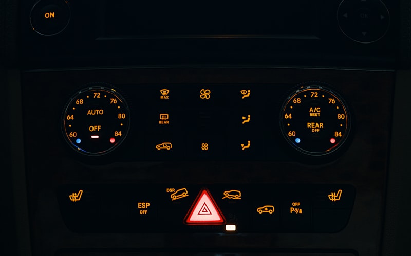Leuchtende Warnblinktaste im Cockpit eines Fahrzeugs