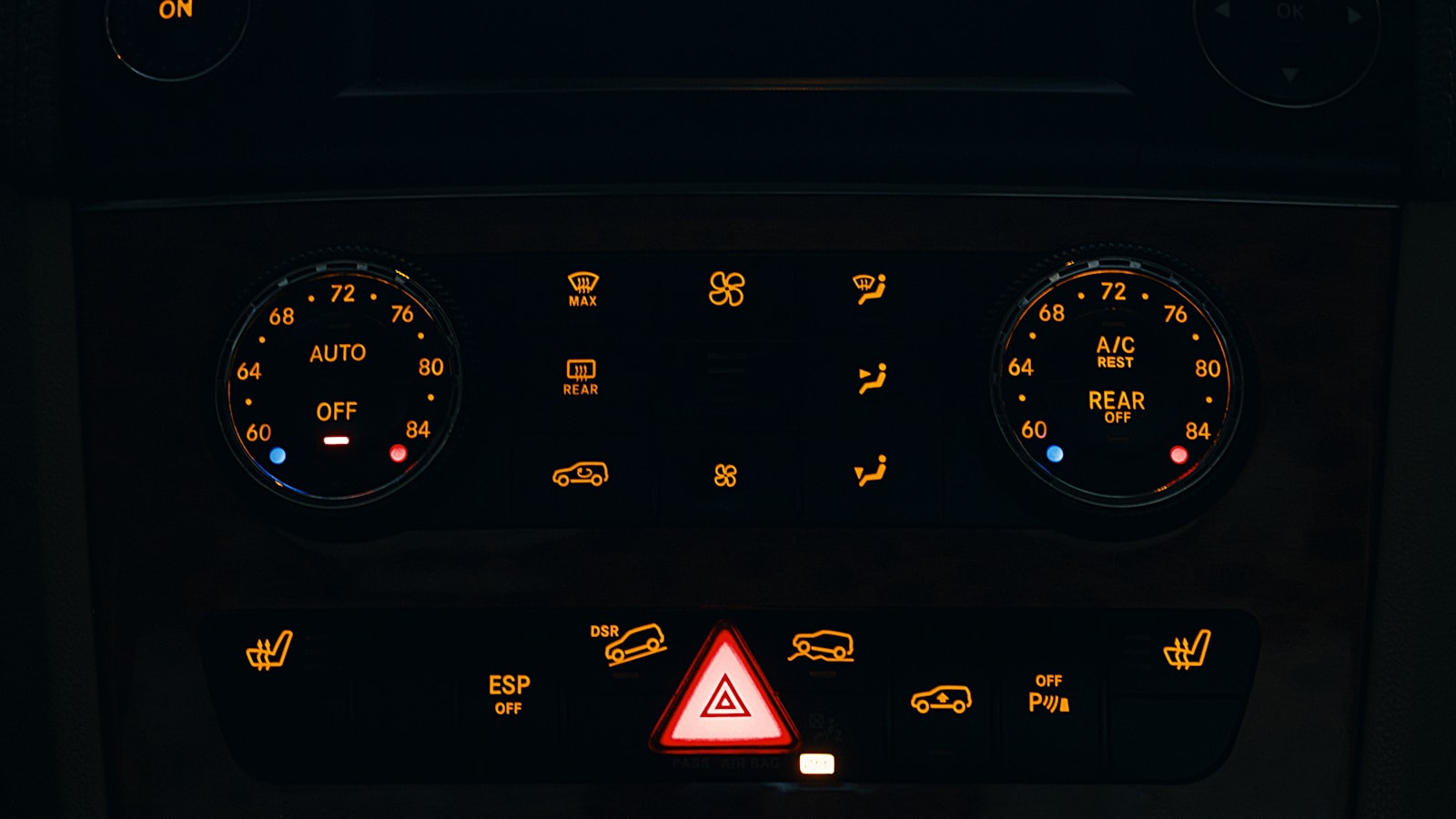 Leuchtende Warnblinktaste im Cockpit eines Fahrzeugs
